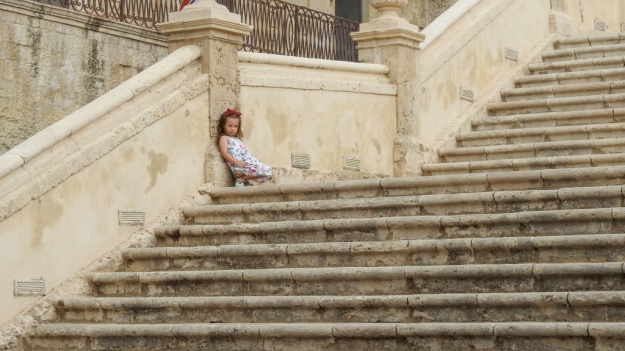 noto-pouter-on-cathedral-steps