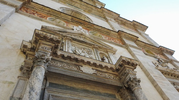 tirano-basilica-entry-outside